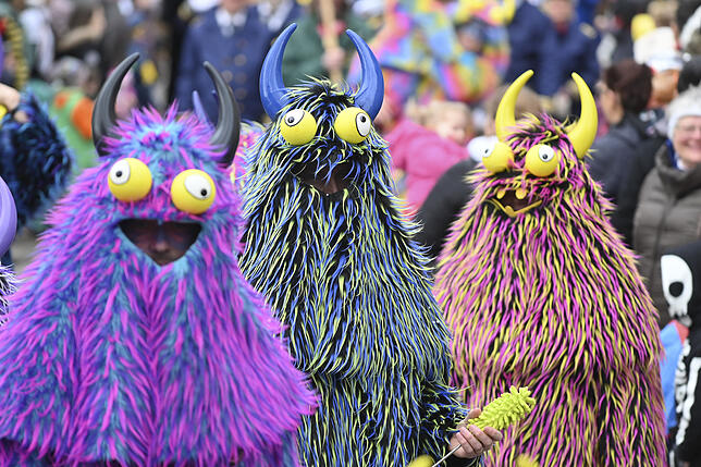 Die Zeller Zwusel fallen in ihren Plüschkostümen in Neonfarben richtig auf. Und sie sind mit einem Preis belohnt worden.