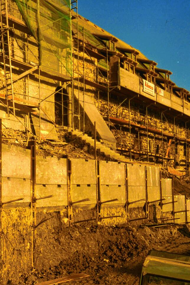 1983: Zur Absicherung des historischen Baubestandes und des Schlosshangs wurde ein zehn Meter hoher sogenannter Berliner Verbau ...