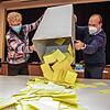 Nach 18 Uhr im Wahllokal: Im Kulturpunkt Arlen werden die Wahlzettel von Birgitt Mueller Stoppa und Wahlleiter Heiko Regitz ausgezählt.