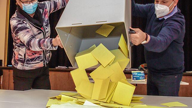 Nach 18 Uhr im Wahllokal: Im Kulturpunkt Arlen werden die Wahlzettel von Birgitt Mueller Stoppa und Wahlleiter Heiko Regitz ausgezählt.