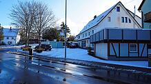 In einem ehemaligen Ladengeschäft, dessen Fenster mit Vorhängen zugehängt sind und Weihnachtsdekoration schmückt, sollen die Kinder ...