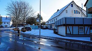 In einem ehemaligen Ladengeschäft, dessen Fenster mit Vorhängen zugehängt sind und Weihnachtsdekoration schmückt, sollen die Kinder ...