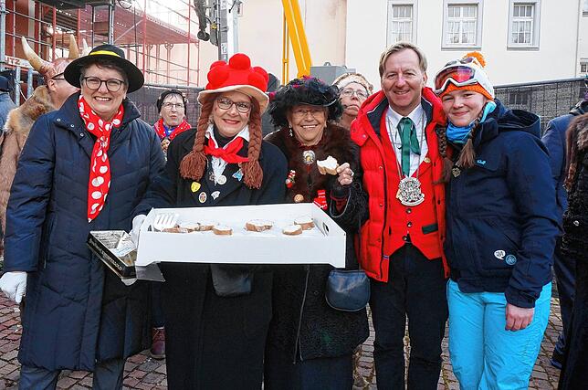 Schnurrewyb Dela Funk (Mitte) und neben ihr, Oberbürgermeister Philipp Frank, freuen sich über die Schmalzbrötchen des Perukreises.