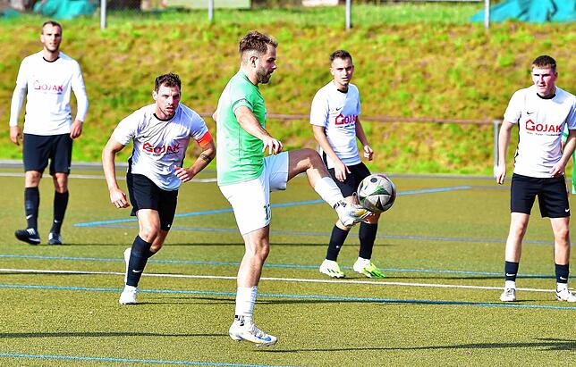 Symbolbild: Vier Gegenspieler in Lauerstellung und Julian Bächle allein auf weiter Flur. Die SG Mettingen/Krenkingen war beim 1:5 gegen ...