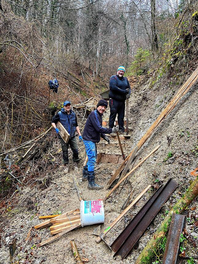 Wolfram Thum, Jürgen Baumann und Holger Noller (von links) bauen die Treppe neu.