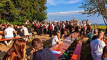 Auf dem Sommersonnwendfest des Musikvereins Heimatklang Hütten begeisterte auch der Musikverein Oberhof unter Dirigent Josef Klein das ...