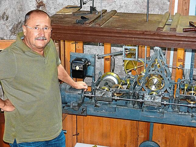 Seit 2013 tickt ein altes mechanisches Uhrwerk aus den 1920er-Jahren im Turm der Neukircher Kirche. Klaus Schonhardt restaurierte das ...