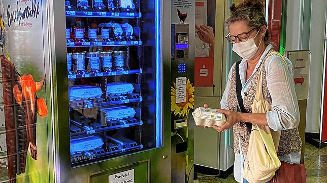 Judith Krank aus Überlingen hat den &bdquo;Regiomat&ldquo; im Foyer der Überlinger Sparkasse ausprobiert. Normalerweise kauft sie ihre ...