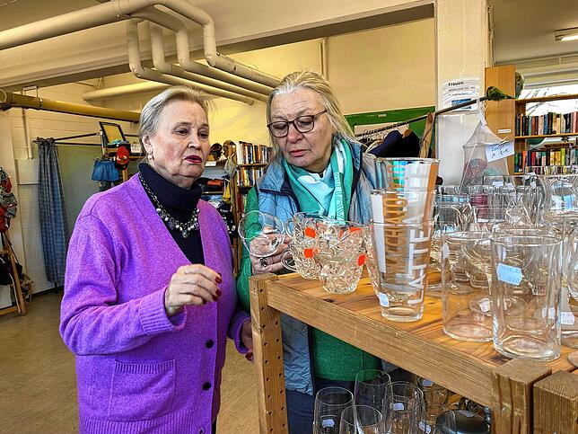 Große Gläser-Auswahl: Die ehrenamtlichen Mitarbeiterinnen Annelie Hinz und Sabine Hilker inspizieren das Sortiment.