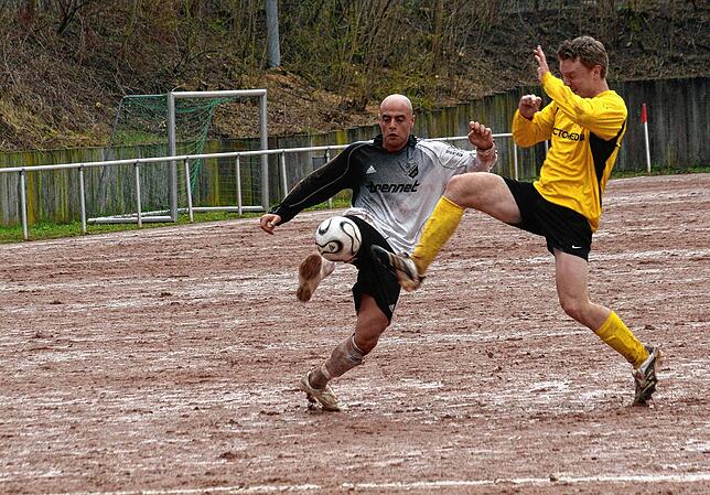 Schlammbad: Vor 16 Jahren entstand dieses Foto von Fabio Bibbo (links), der damals mit dem FC Wehr in der Verbandsliga – hier gegen den ...
