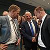 Als noch alles offen war: Martin Hahn (Mitte) und Jan Zeitler (rechts) im Kursaal bei der Begrüßung vor der Auszählung. Links: Luca ...