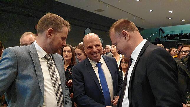 Als noch alles offen war: Martin Hahn (Mitte) und Jan Zeitler (rechts) im Kursaal bei der Begrüßung vor der Auszählung. Links: Luca ...