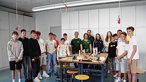 Benjamin Kienzler und Nadine Abendschein (Mitte vorne) von der Firma Kienzler brachten den NwT-Schülerinnen und Schüler der 7. ...