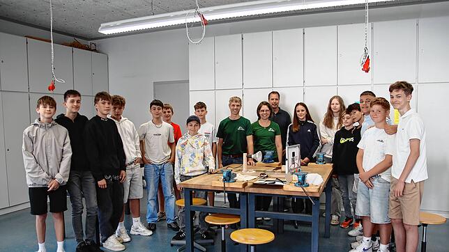 Benjamin Kienzler und Nadine Abendschein (Mitte vorne) von der Firma Kienzler brachten den NwT-Schülerinnen und Schüler der 7. ...