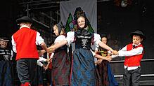 Trotz des zeitweise sehr schlechten Wetters wurde das 40. Bonndorfer Schlossfest zu einem großen Erfolg. Unter anderem hieß es: Bühne ...