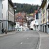Mittwochnachmittag. Auf Furtwangens Straßen ist deutlich weniger Leben als sonst.
