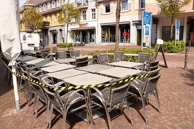 Zusammenrücken dürfen derzeit nur Tische und Stühle der Café-Außenbewirtschaftung. Hier gesehen am Gran Café Vittoria an der Karlstraße.