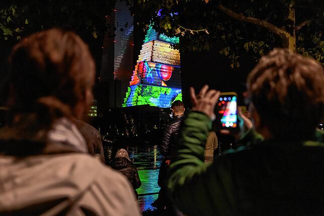 Bild 2: So spektakulär erstrahlt der Roche-Turm am Abend (mit Videos)