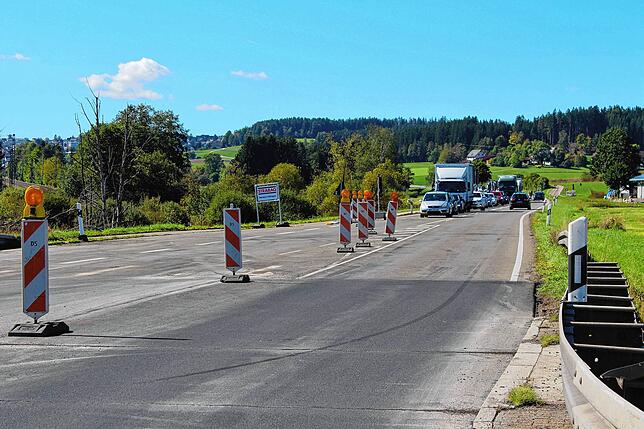 Noch rund eine Woche müssen die Autos in beide Fahrtrichtungen an der Ampel stehen.