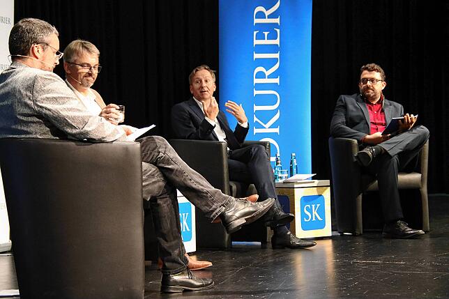 Andreas Gerber (Moderator), die beiden Kandidaten Martin Gruner und Philipp Frank und Moderator Markus Baier (von links) in der ...
