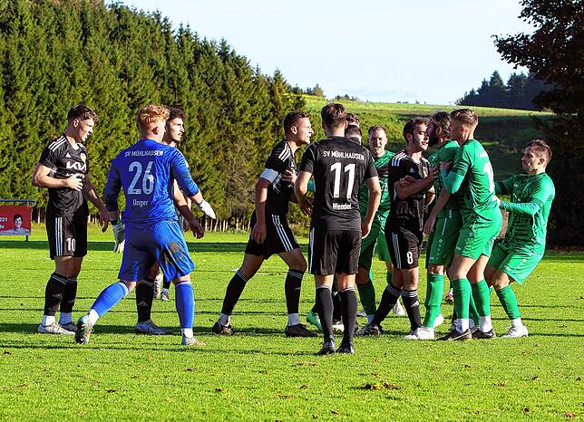 Bild 32: Spannendes, torreiches Duell zwischen TSV Aach-Linz und SV Mühlhausen. Wir haben die besten Bilder!