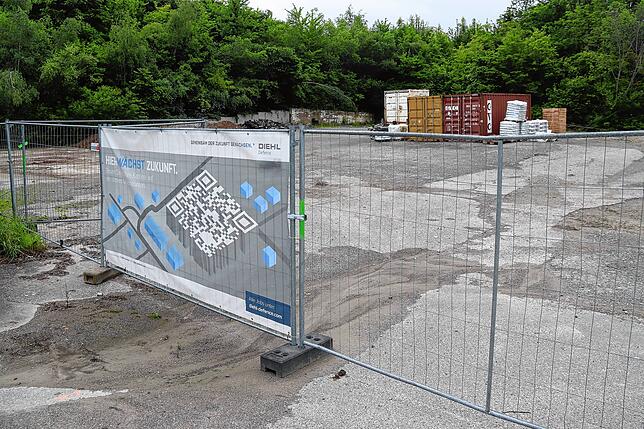 Das Grundstück aktuell: Kies, Baucontainer und Bauzäune.