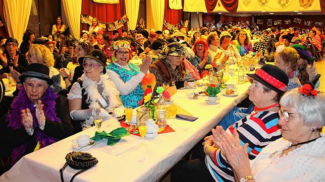 Ein Nachmittag von Frauen für Frauen: Außer den Musikern der Buggy Tanzband und dem Hausmeister des Bürgerhauses waren keine Männer im ...