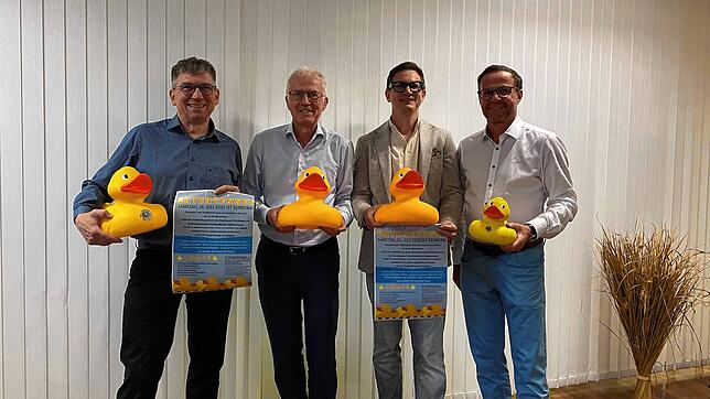 Das Organisationsteam des Lions Clubs Singen-Hegau freut sich auf das Entenrennen (von links): Präsident Conrad Mattes, ...