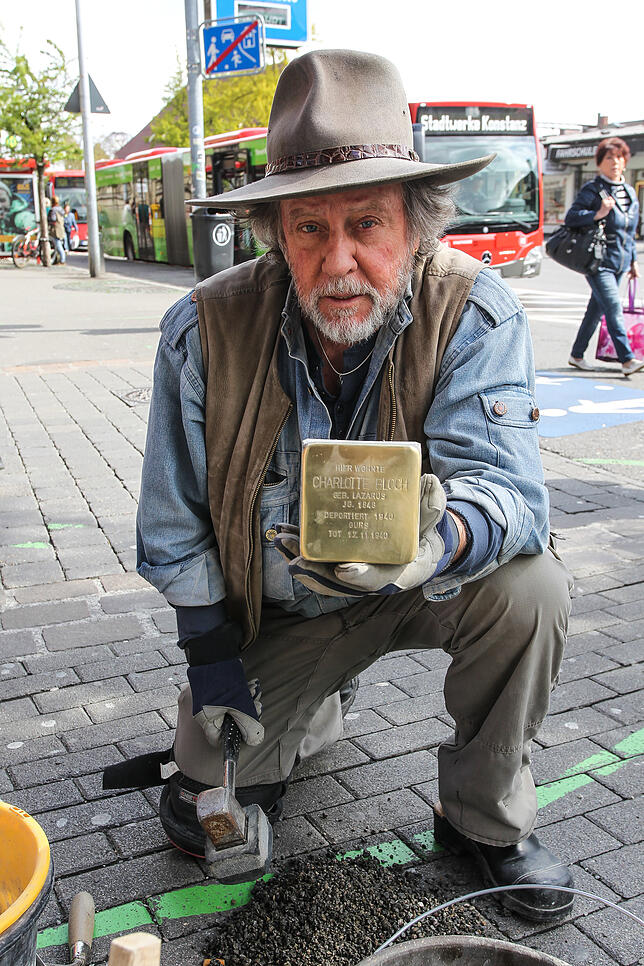 Ein Bild aus dem Jahr 2017, als Gunter Demnig in Konstanz Stolpersteine verlegt hatte.