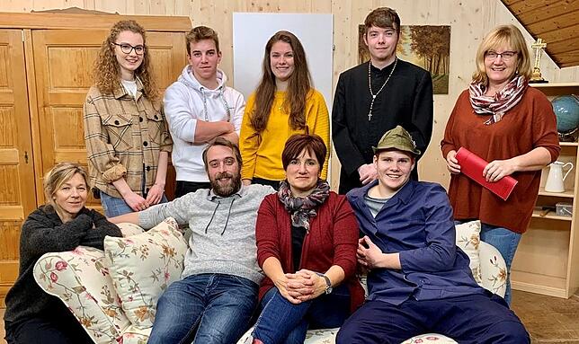 Hinten von links: Marion Obrist, Paul Würtenberger, Jana Obrist, Jorne Luckow, Marita Zieringer (Souffleuse) – Vorne von links: ...