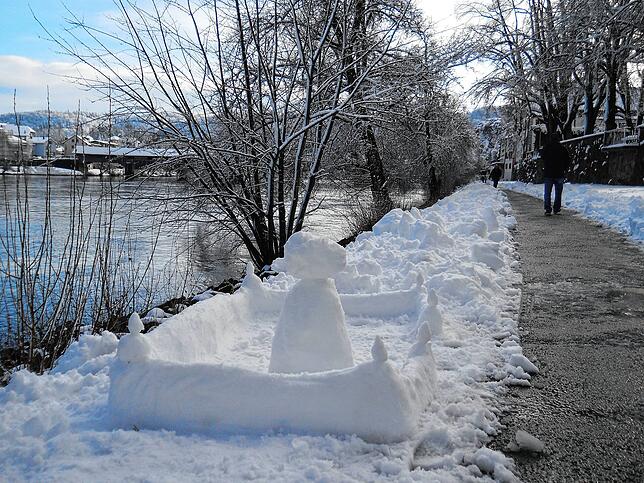 15. Januar 2021: In Bad Säckingen hat ein Passant eine Burg aus Schnee am Rheinufer gebaut. Im Hintergrund ist die verschneite ...
