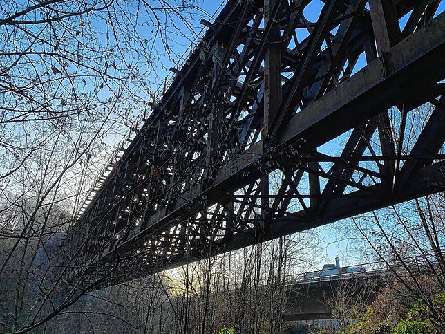 Historisches Bauwerk der Wehratalbahn: Die denkmalgeschütze Eisenbahnbrücke über die Wehra.