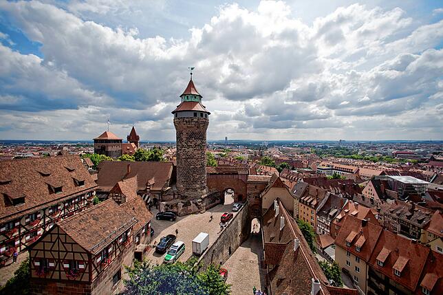 Die Kaiserburg in Nürnberg ist das Wahrzeichen der Stadt – sie verbreitet eine mittelalterliche Atmosphäre