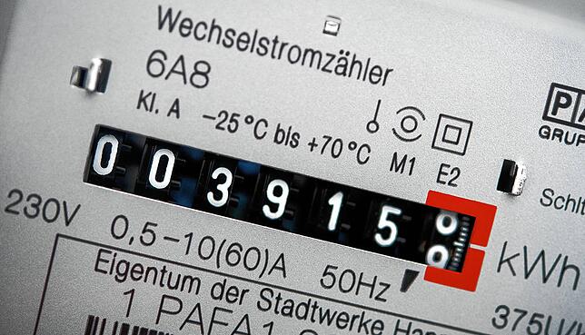 Ein Wechselstromzähler zeigt den aktuellen Zählerstand in Kilowattstunden in einem Haushalt an.
