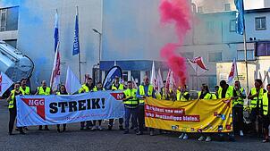 Mitarbeiter der Fürstenberg-Brauerei treten am Mittwochmorgen, 18. Juni, für vier Stunden in den Warnstreik. Das Foto hat die ...