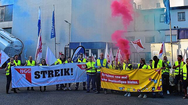 Mitarbeiter der Fürstenberg-Brauerei treten am Mittwochmorgen, 18. Juni, für vier Stunden in den Warnstreik. Das Foto hat die ...