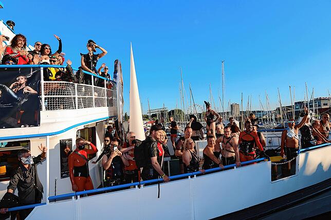 Bild 32: Erst legt das Torture-Ship in Konstanz an! Dann beginnt das große Schaulaufen