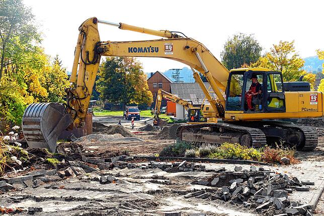 2008: Nicht wiederzuerkennen sind die Zufahrten und Parkplätze im Bereich Bauhof, Kirnberghalle und Freibad und Clubheim in der Orsinger ...