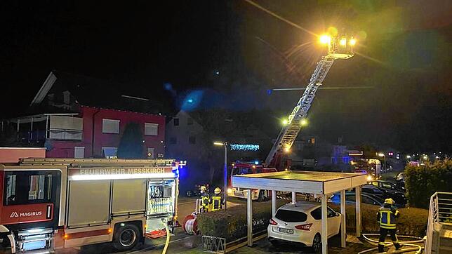 Im Steinbruchweg in Meßkirch brannte am Freitagabend eine Hecke. Ausgelöst worden war dieser durch einen Feuerwerkskörper.