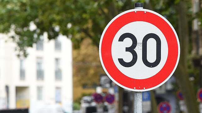 Zwei Tempo-30-Schilder wie dieses flexte ein Unbekannter im Wiesental ab. (Symbolbild)