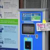 Links vom Automat erklärt ein Schild den gesamten Ablauf mit Parken und Bezahlen im neuen System. Trotzdem hat der Bodmaner ...