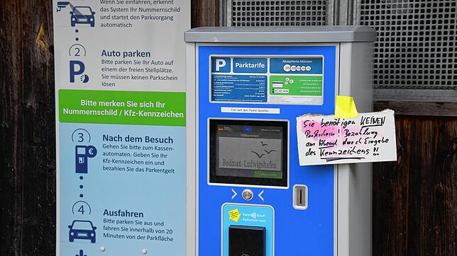 Links vom Automat erklärt ein Schild den gesamten Ablauf mit Parken und Bezahlen im neuen System. Trotzdem hat der Bodmaner ...