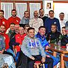 Launige Runde: Schiedsrichter-Obmann Ralf Brombacher (hinten, Zweiter von rechts) und Nachwuchsförderer Mathias Heilig (vorn links) ...
