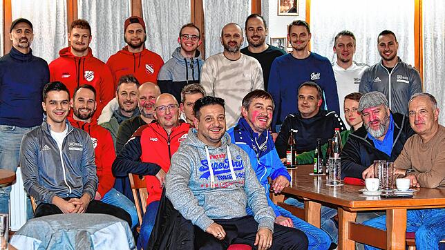 Launige Runde: Schiedsrichter-Obmann Ralf Brombacher (hinten, Zweiter von rechts) und Nachwuchsförderer Mathias Heilig (vorn links) ...