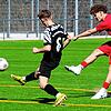 Mit 6:2 gewann der SC Pfullendorf (rechts Leon Agic) in der B-Jugend-Landesliga gegen die SG Orsingen-Nenzingen (Laurin Forster) und ...