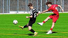 Mit 6:2 gewann der SC Pfullendorf (rechts Leon Agic) in der B-Jugend-Landesliga gegen die SG Orsingen-Nenzingen (Laurin Forster) und ...