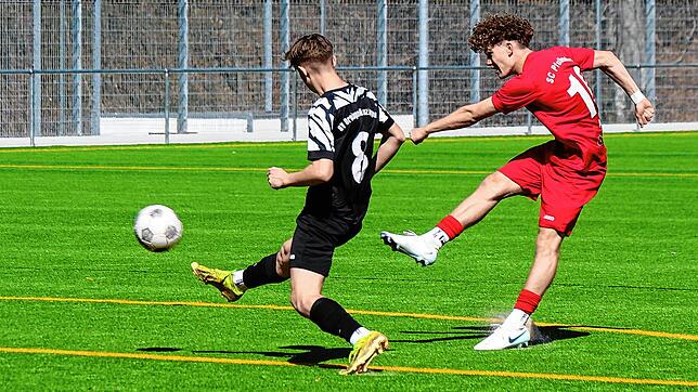 Mit 6:2 gewann der SC Pfullendorf (rechts Leon Agic) in der B-Jugend-Landesliga gegen die SG Orsingen-Nenzingen (Laurin Forster) und ...
