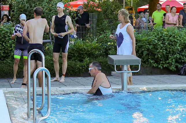 Bild 2: Mit der Nummer 117 durch die Triathlon-Nacht &ndash; wir haben Teilnehmer Dietmar Granacher begleitet