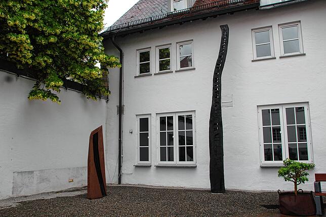 Armin Göhringer aus Zell am Harmersbach stellte diese beiden Kunstwerke her. Das große und längliche (rechts) ohne Titel entstand 2004 ...