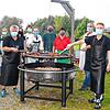 Die Helfer um Karin Greinwald und Alexander Cerny am Grill hoffen auf den nächsten, richtigen Dämmerflohmarkt im nächsten Jahr.